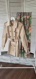 MOSNOVA Kurztrench in Camel klassisch im Retro-Look